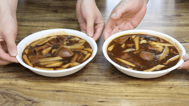 흰 그릇에 담긴 짜장떡볶이