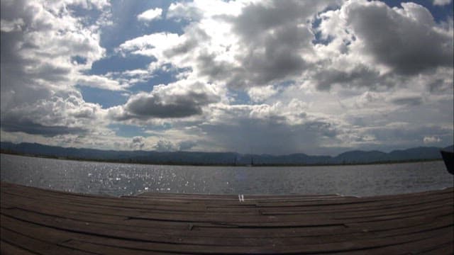 평온한 호수 전망과 흐린 하늘