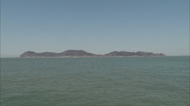 잔잔한 바다와 먼 섬의 풍경