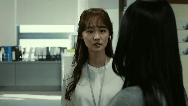 사무실에서 대화하는 두 여성