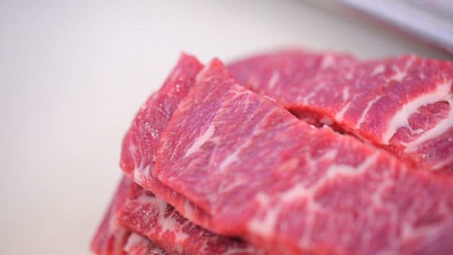 선명한 마블링의 생고기 슬라이스 근접 촬영