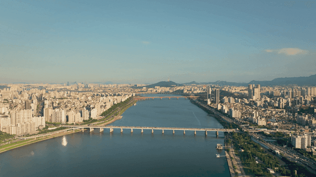 강이 있는 도시의 항공 뷰