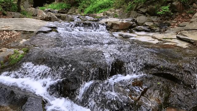 바위 위로 흐르는 고요한 시냇물