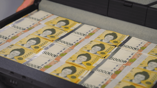 한국 화폐로 가득 찬 서류 가방