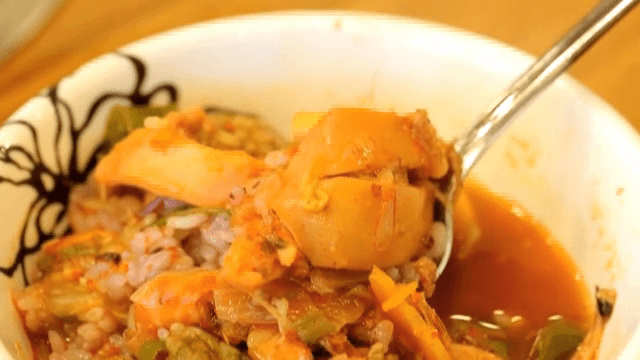 해물탕에 밥을 말아 뜬 한 숟가락