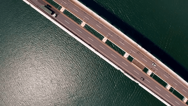 넓은 물 위의 다리