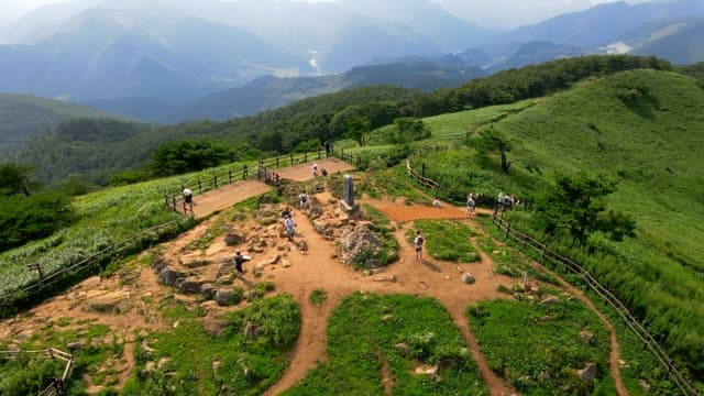 등산객이 있는 산의 경치