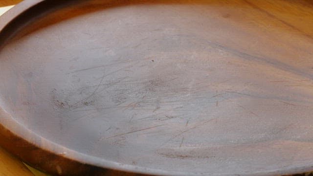 나무 접시 위에 가지런히 플레이팅되는 양념 돼지갈비