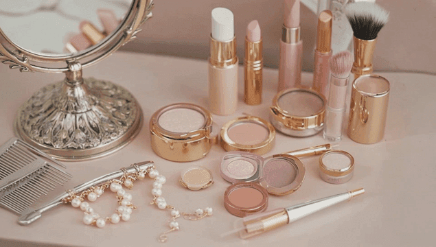 화장대 위의 여러 가지 화장품들