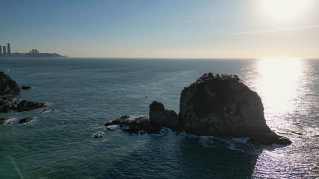 햇빛이 비치는 바다의 바위섬