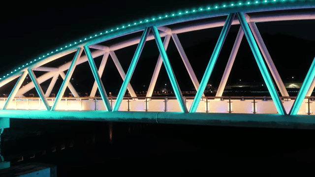 밤에 강 위에 조명이 켜진 다리