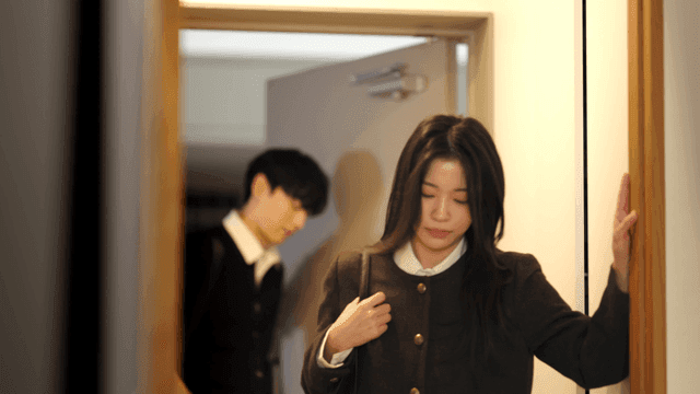 불편한 표정으로 따로 집에 들어오는 커플