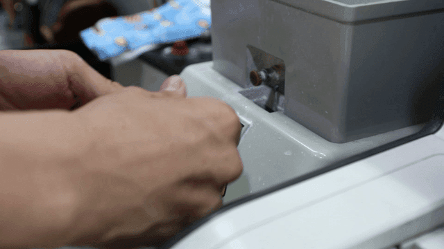 렌즈 연마 기계를 조작하는 사람