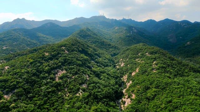 맑은 하늘 아래 푸른 산