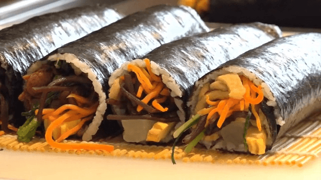 김밥이 김발 위에 놓여 있는 모습