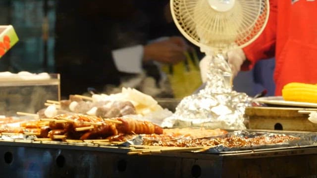 야시장에서 파는 꼬치 요리와 길거리 음식