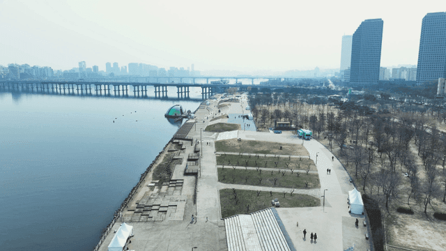 도시 스카이라인이 보이는 강변 공원