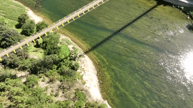 고요한 강 위의 출렁다리