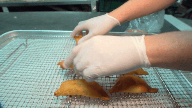 쟁반에 정리되는 튀긴 만두들