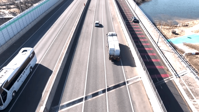 고속도로를 달리는 차량들