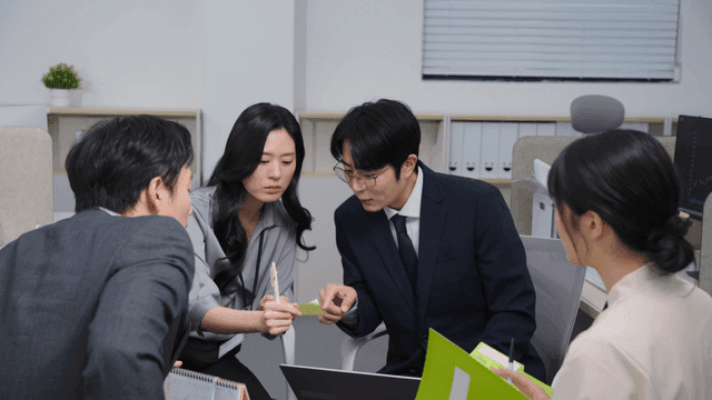 네 명의 동료와의 사무실 회의