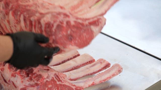 스텐 테이블 위에 올려진 생소갈비