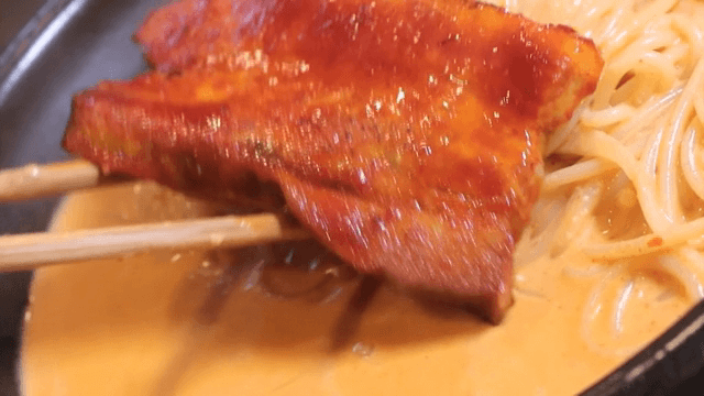 파스타 위에 양념된 돼지고기 올리기