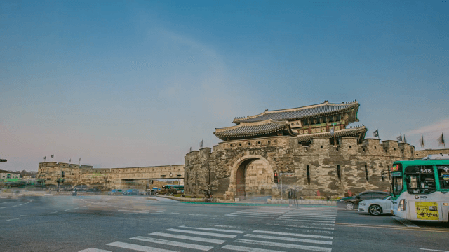 해질녘의 수원화성