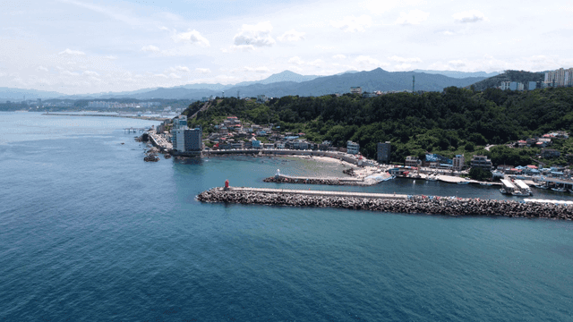 산과 바다가 있는 해안 마을