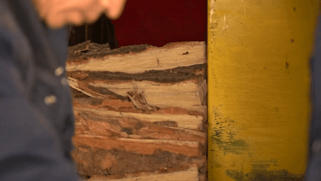 공장에서 가공하는 나무