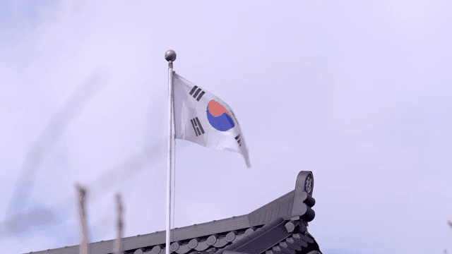 전통 지붕 위에 휘날리는 태극기