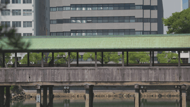 녹색 지붕을 가진 나무 다리