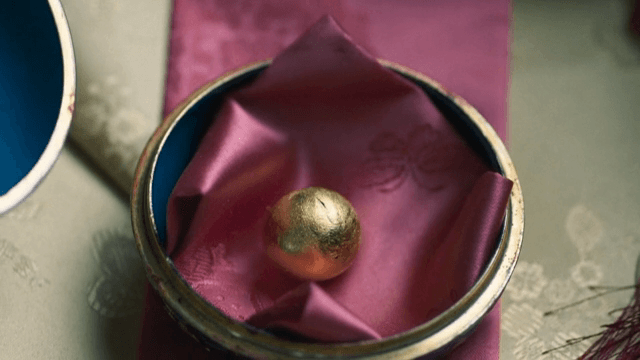 정교한 디자인의 한국 전통 장식품 속 구슬