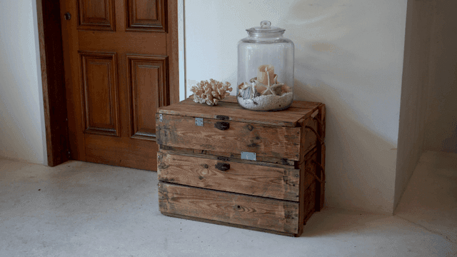 장식품이 있는 나무 상자