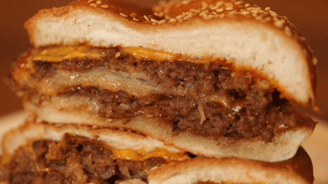 접시 위 육즙이 많은 치즈버거 단면