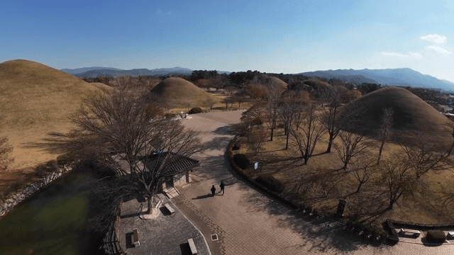 경치 좋은 공원의 고대 무덤