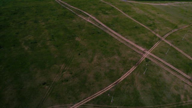 낮의 매력적인 하늘과 목가적인 초원의 풍경