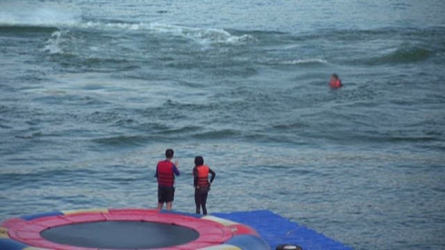 여름날 강에서 제트스키를 타는 사람들