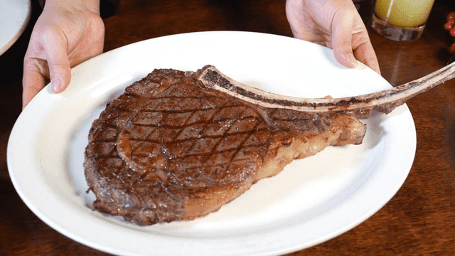 Juicy steak served with refreshing drinks