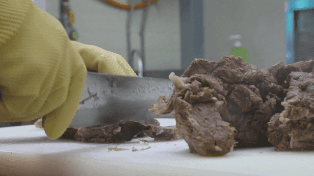 도마 위에서 고기를 자르는 장면