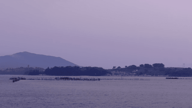 멀리 산이 보이는 잔잔한 바다