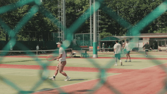 화창한 날 테니스를 치는 사람들