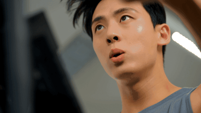 헬스장에서 집중적으로 운동하는 젊은 남성