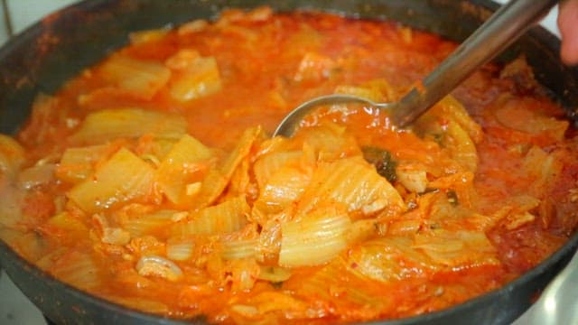 국자로 김치찌개를 그릇에 담는 모습