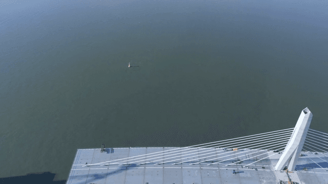 넓은 바다 위의 다리 건설