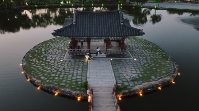 해질녘 고요한 연못 위 전통 정자