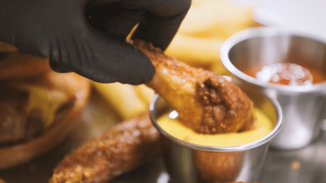 소스에 찍힌 바삭한 치킨 윙