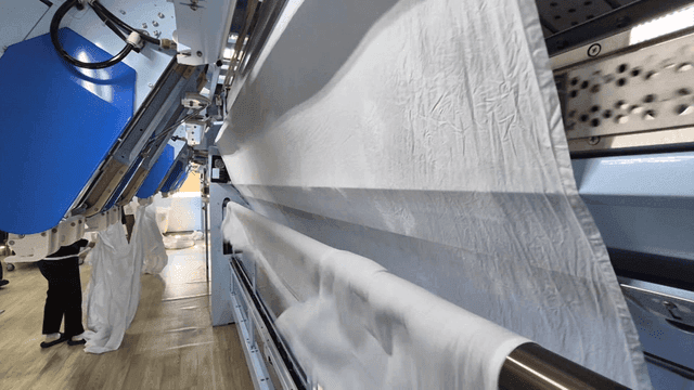 공장에서 동작하는 대형 세탁 기계