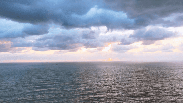 흐린 구름이 가득 낀 넓은 바다