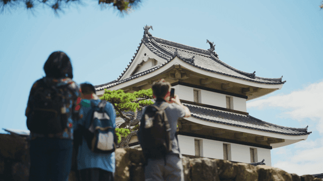 전통 성을 방문하는 관광객들